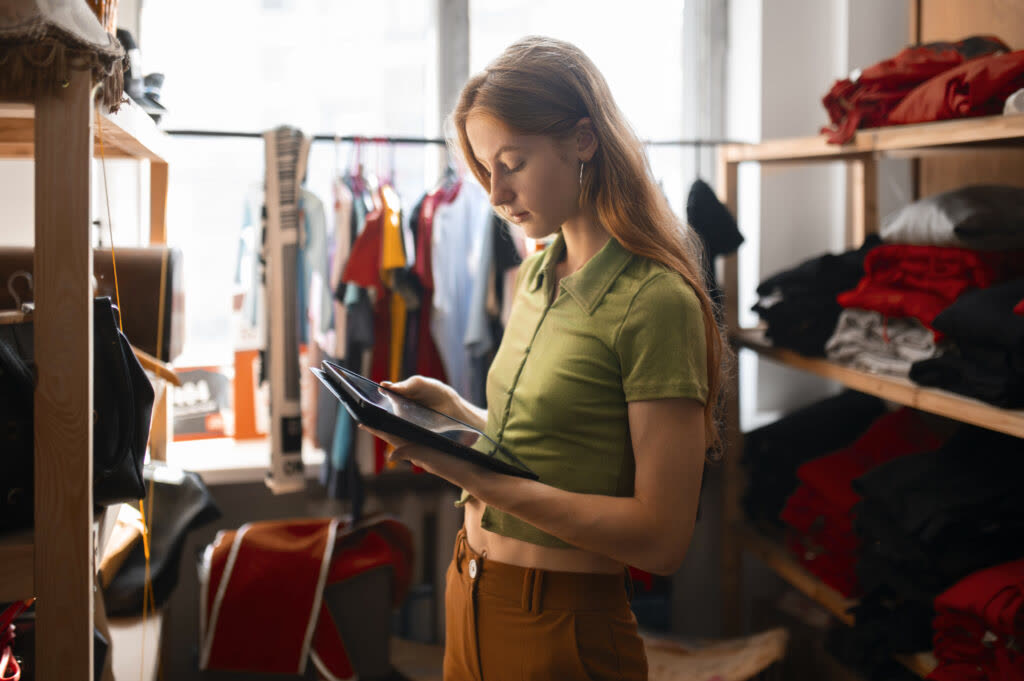 Une architecte d'intérieur au travail sur un projet de commerce